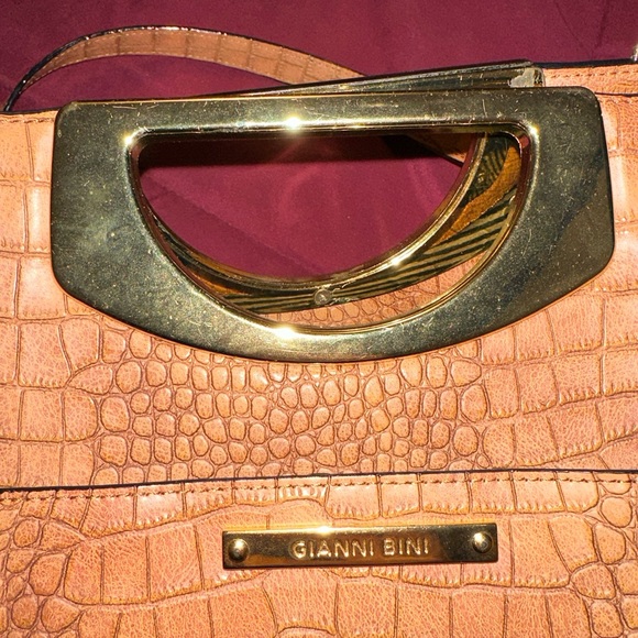Gianni Bini Alligator Purse Magnetic closure/front pocket. Gold chain on strap - Picture 7 of 16